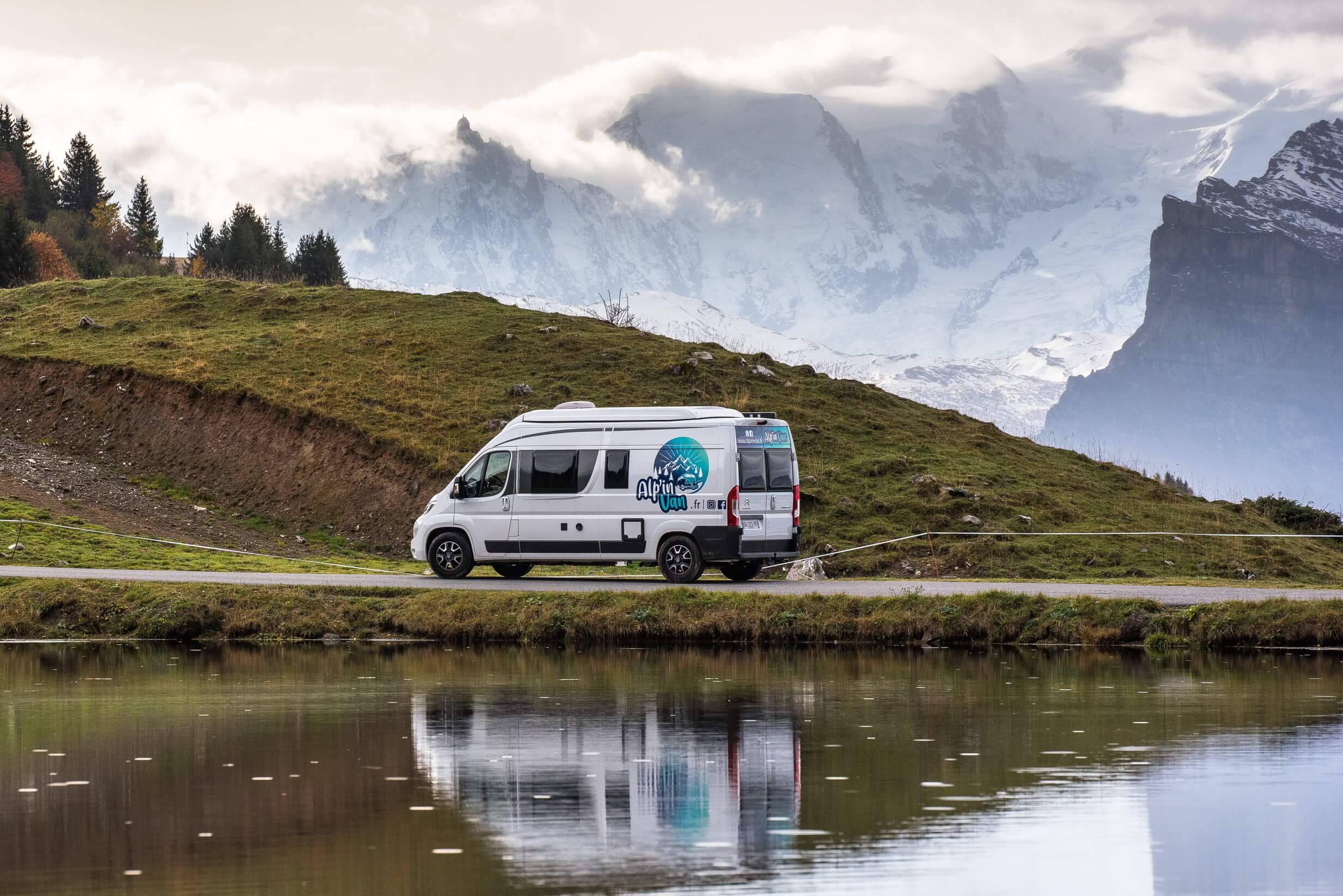 Van “Le Baroudeur” devant une montagne enneigée