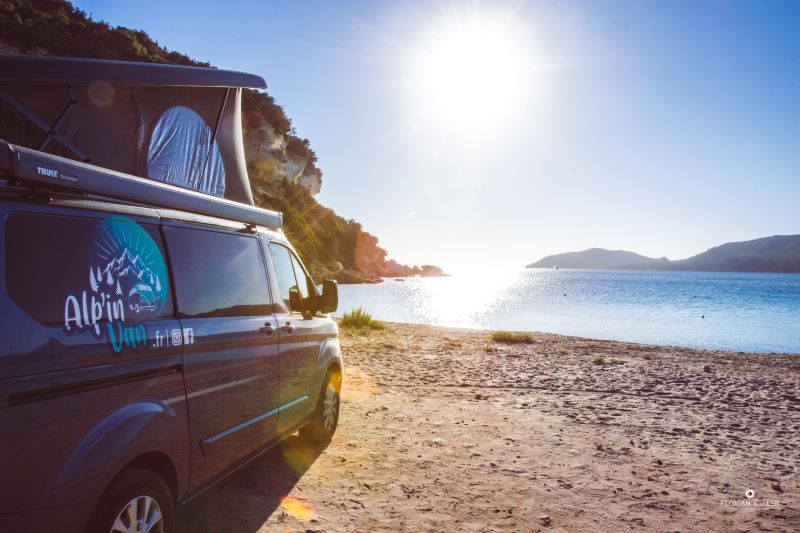 Van stationné sur une plage