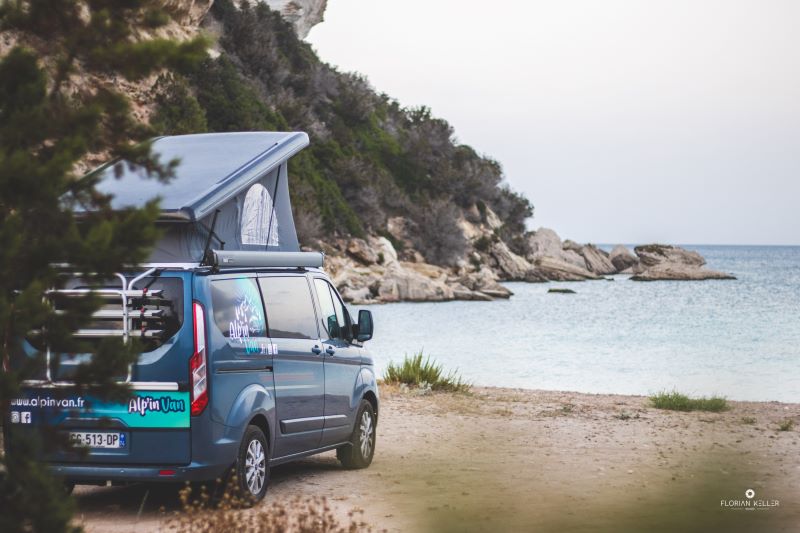 Van stationné sur une plage