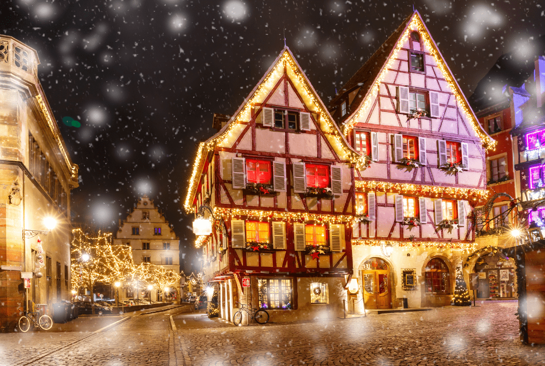 Illuminations nocturnes de la ville de Colmar sous la neige