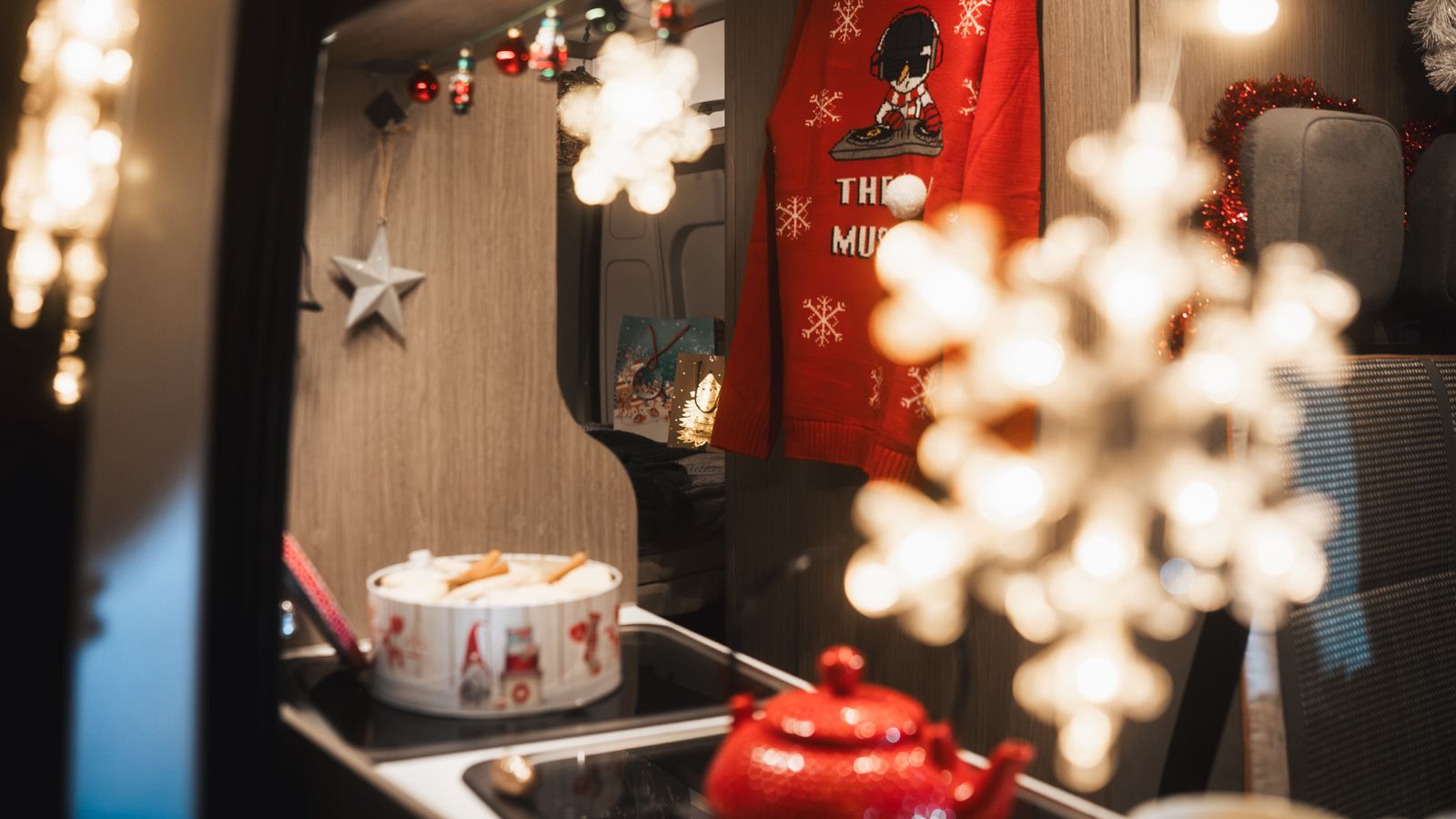 Intérieur d'un van décoré pour les fêtes de Noël