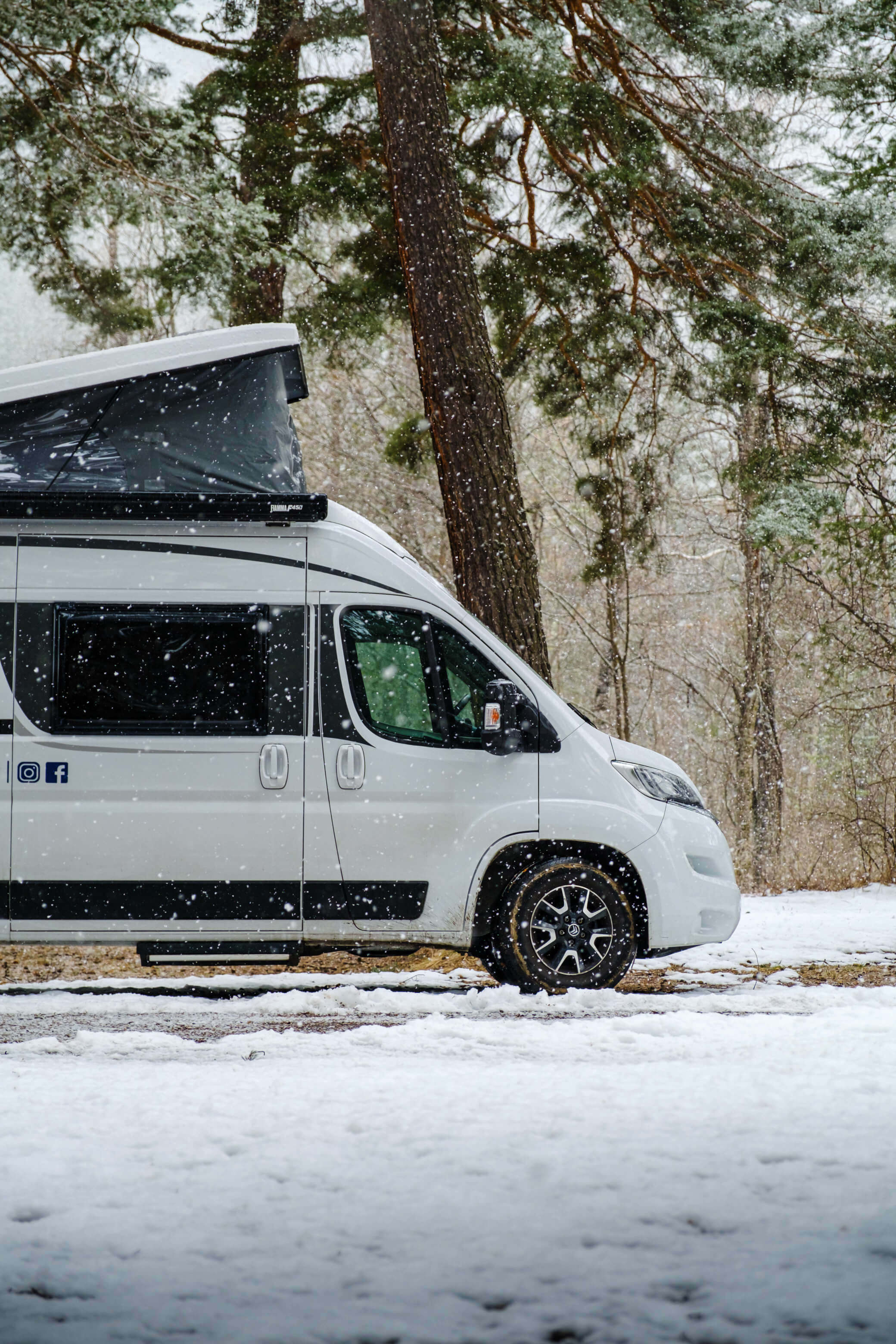 Van aménagé sous la neige